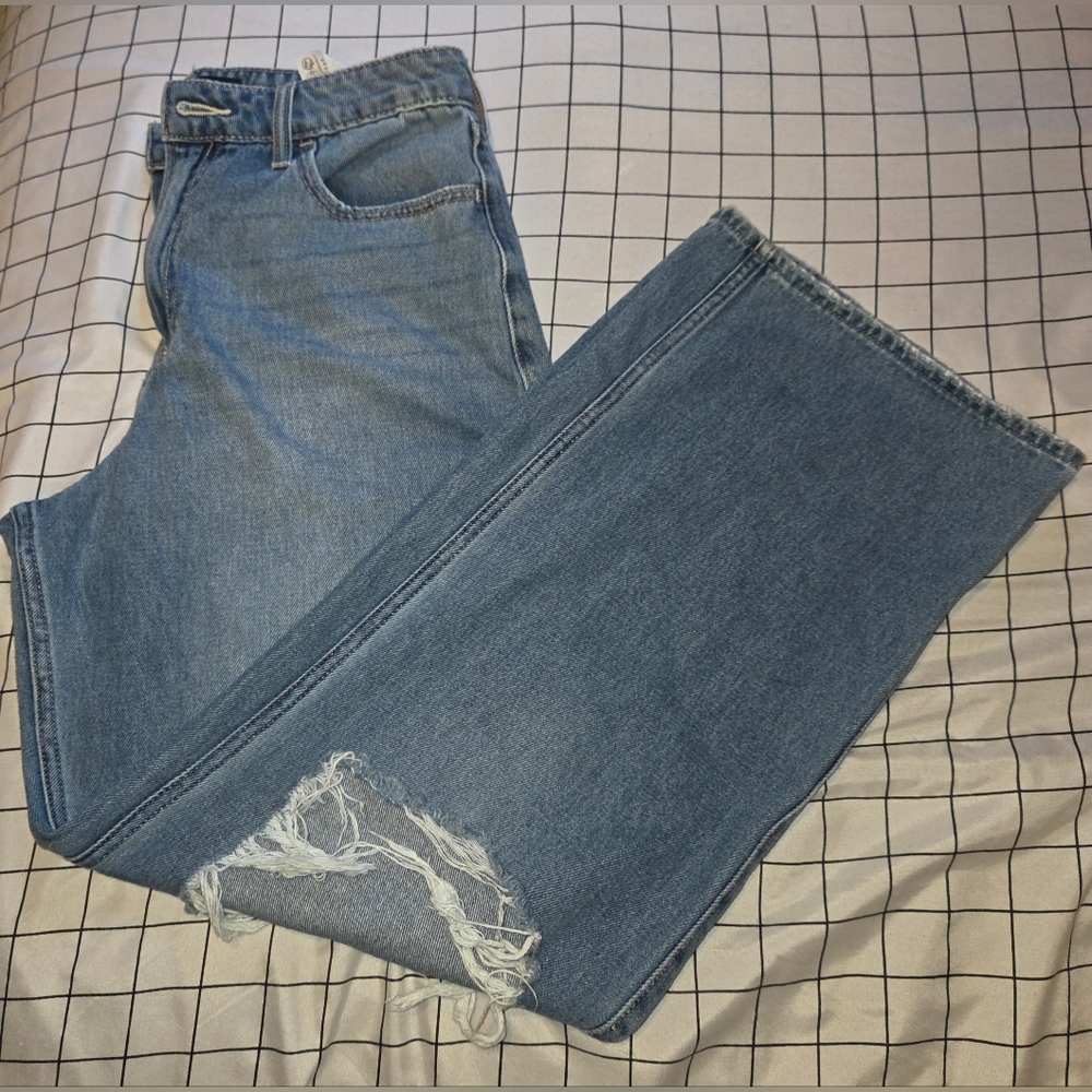 Hollister Distressed Ultra High-Rise Baggy Jeans in Light Blue. Size 8R.